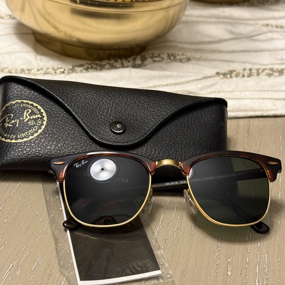 Ray-Ban Clubmaster classic, Sunglasses with Brown and Gold Accents